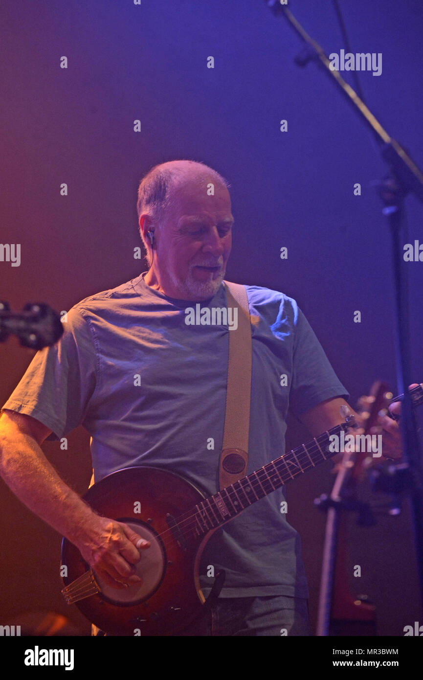 Shooglenifty sono una scozzese di Edimburgo-in base a sei pezzo Celtic fusion band, che tour internazionale. Foto Stock