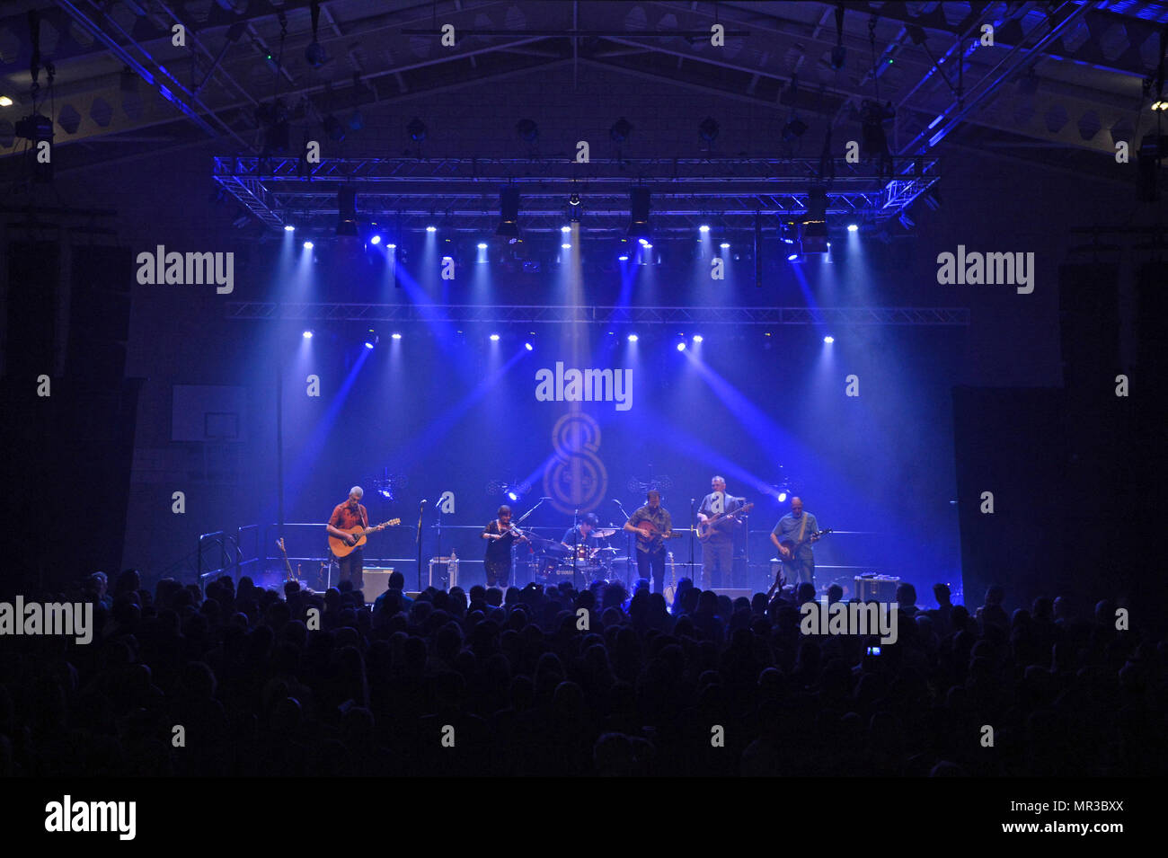 Shooglenifty sono una scozzese di Edimburgo-in base a sei pezzo Celtic fusion band, che tour internazionale. Foto Stock