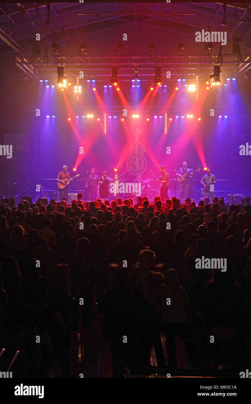 Shooglenifty sono una scozzese di Edimburgo-in base a sei pezzo Celtic fusion band, che tour internazionale. Foto Stock