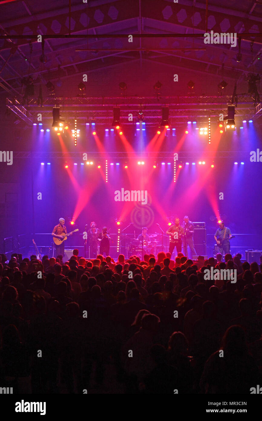 Shooglenifty sono una scozzese di Edimburgo-in base a sei pezzo Celtic fusion band, che tour internazionale. Foto Stock