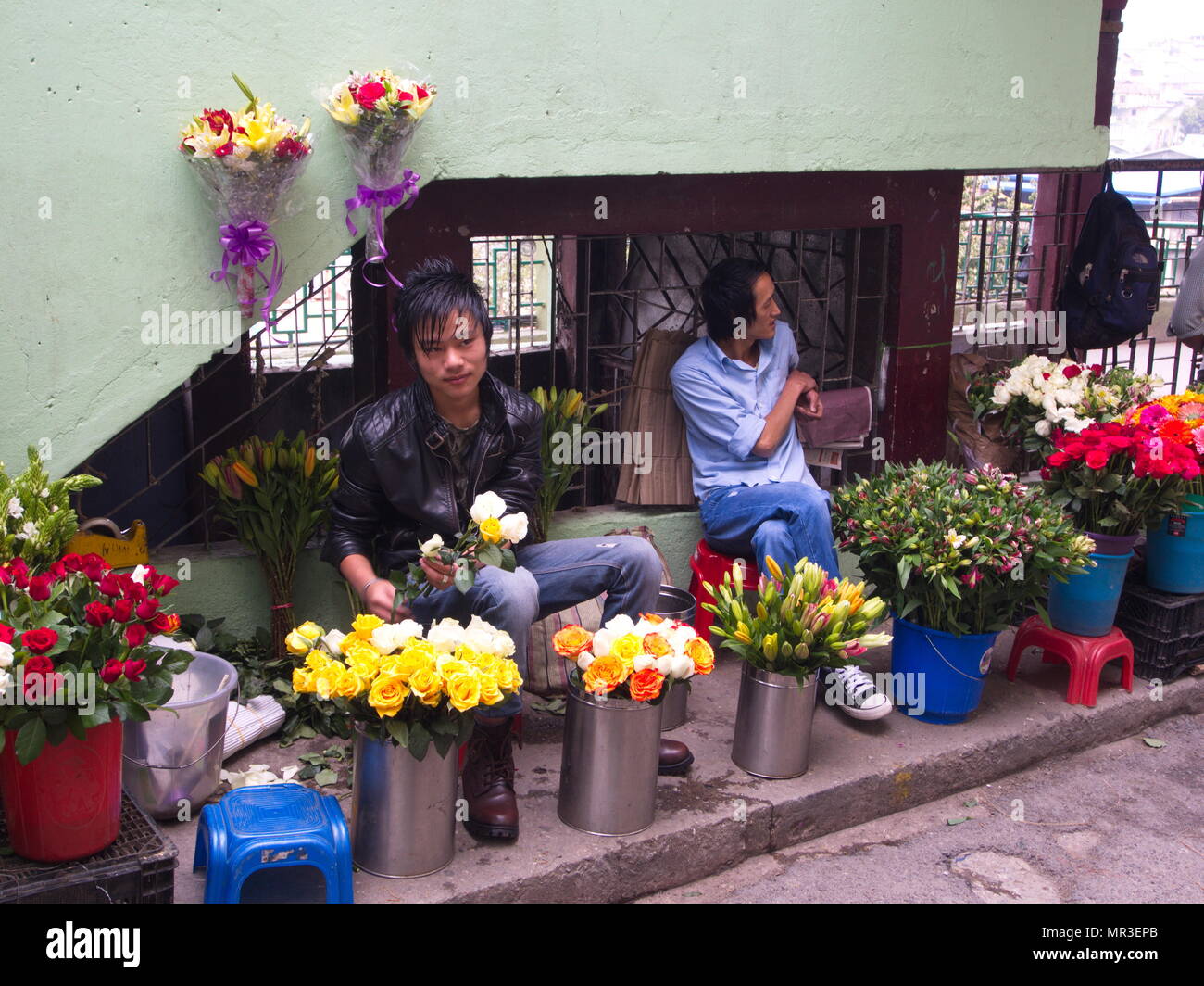 Il Sikkim persone locali che vendono fiori nel mercato, Gangtok città,il Sikkim India , 16 aprile 2013. Foto Stock