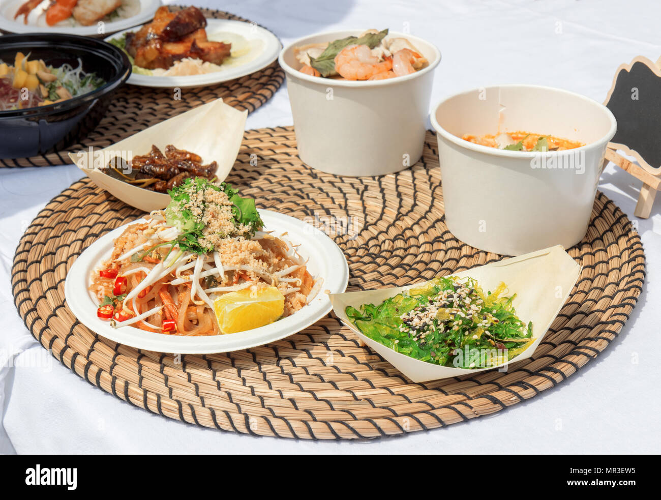 I campioni di cibo, variazioni di diversi piatti asiatici serviti su vassoi durante l'Asian street farmers market. Guscio morbido Crab Bao, arrosti di baco da seta, Tom Yu Foto Stock