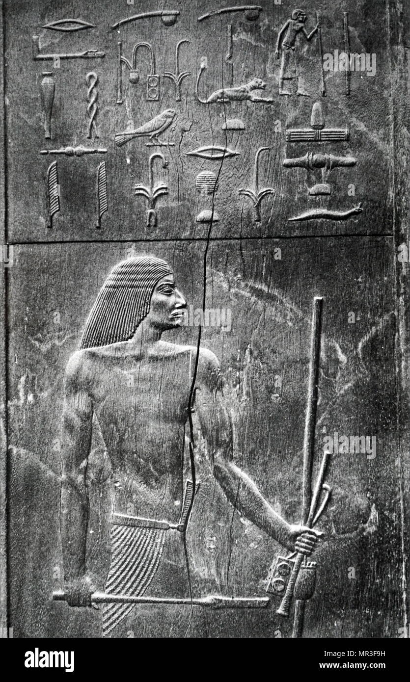 Fotografia di un rilievo raffigurante un antico scriba egiziano, Ali-re, che faceva parte della falsa porta di una tomba a Saqqara. In data xx secolo Foto Stock