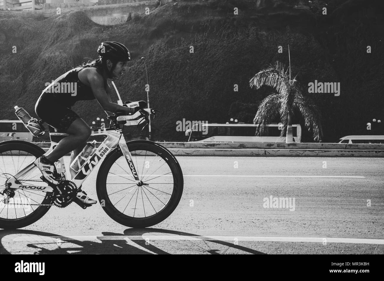 LIMA, Perù - Aprile 22 2018: Ironman 70,3 . Gli atleti in competizione nella seconda fase di questa grande competizione che è ora in bicicletta Foto Stock