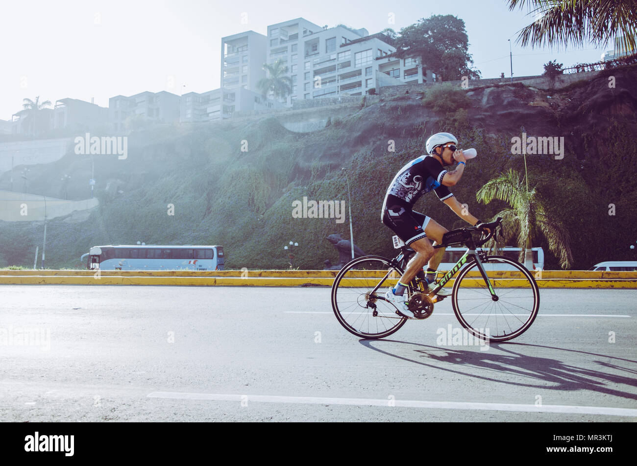 LIMA, Perù - Aprile 22 2018: Ironman 70,3 . Gli atleti in competizione nella seconda fase di questa grande competizione che è ora in bicicletta Foto Stock