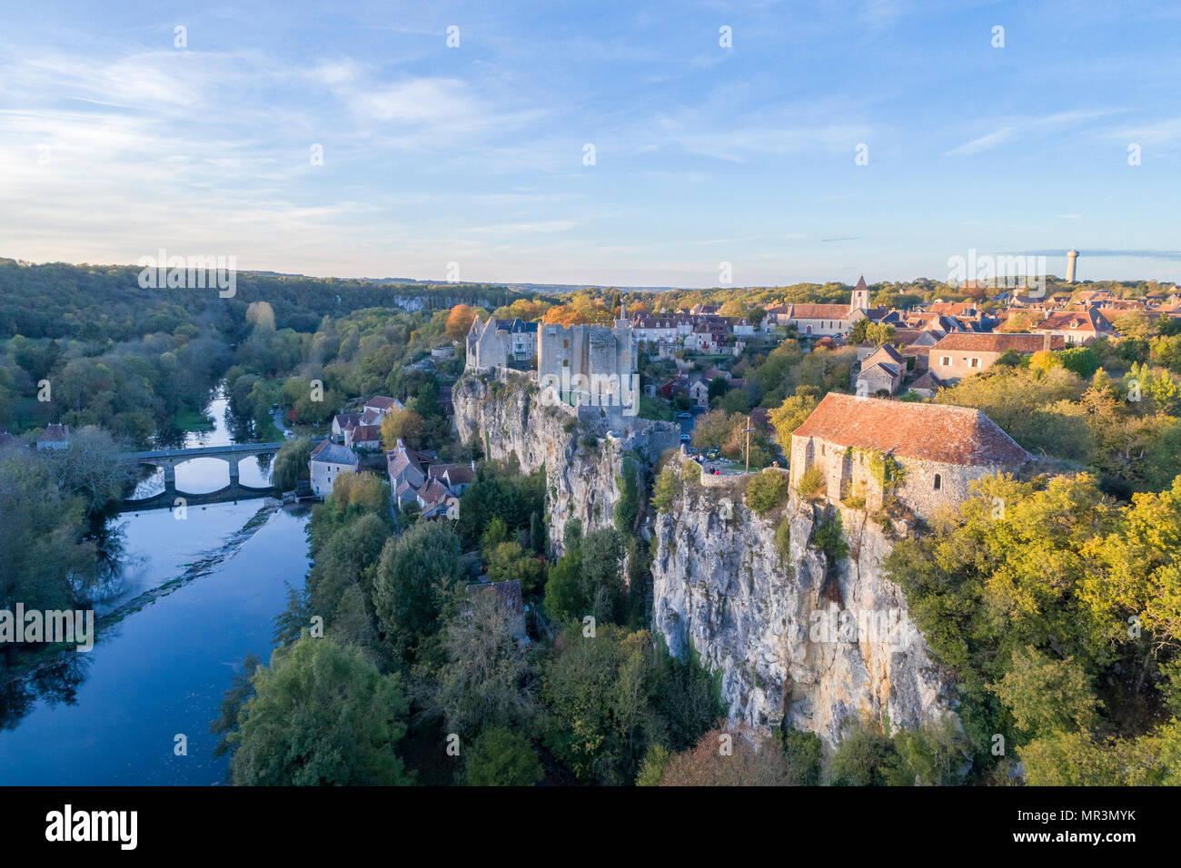 Francia, Vienne, angoli sur l'Anglin, etichettati Les Plus Beaux Villages de France (i più bei villaggi di Francia), il villaggio e le rovine del castello di oltre Foto Stock