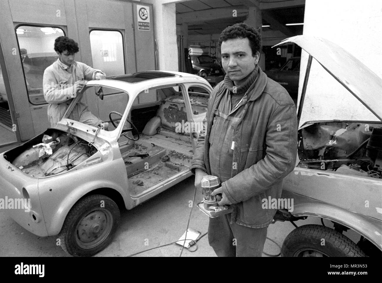 Meccanico egiziano nel suo corpo negozio a Milano periferia est (Italia) Foto Stock