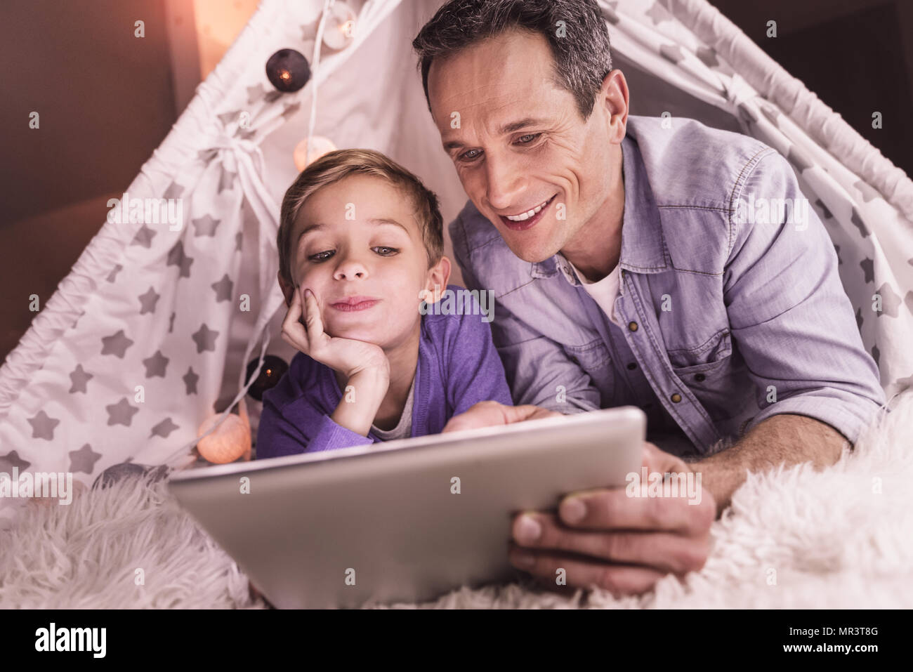 Gioioso padre amorevole tenendo un tablet Foto Stock