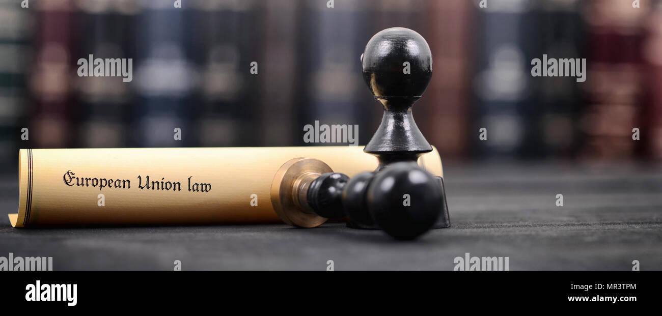 Diritto dell' Unione europea , notaio guarnizioni sul sottofondo di legno. Foto Stock