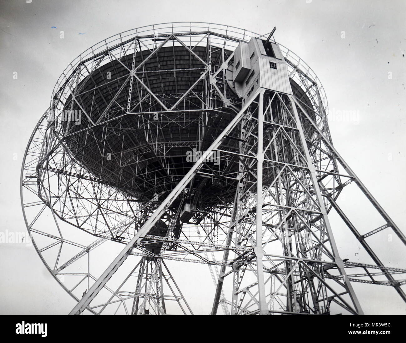 Fotografia di un radiotelescopio. Un radiotelescopio è un settore specializzato in antenna e ricevitore radio utilizzato per la ricezione di onde radio da radio astronomico fonti nel cielo in radio astronomia. In data xx secolo Foto Stock