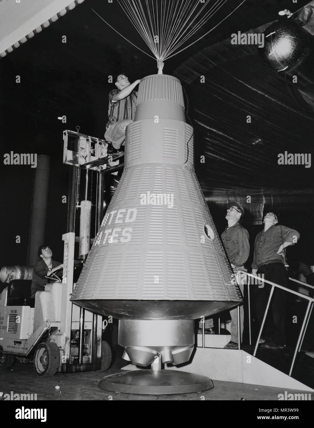 Fotografia della NASA la Preparazione personale per appendere a piena scala veicolo spaziale di mercurio da parte del suo sbarco scivolo in Cleveland pubblico dell'Auditorium. In data xx secolo Foto Stock