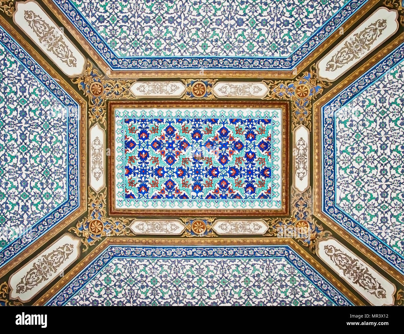 ISTANBUL - 5 novembre: interno del palazzo Topkapi - soffitto della camera di circoncisione il 5 novembre 2014 a Istanbul. Foto Stock