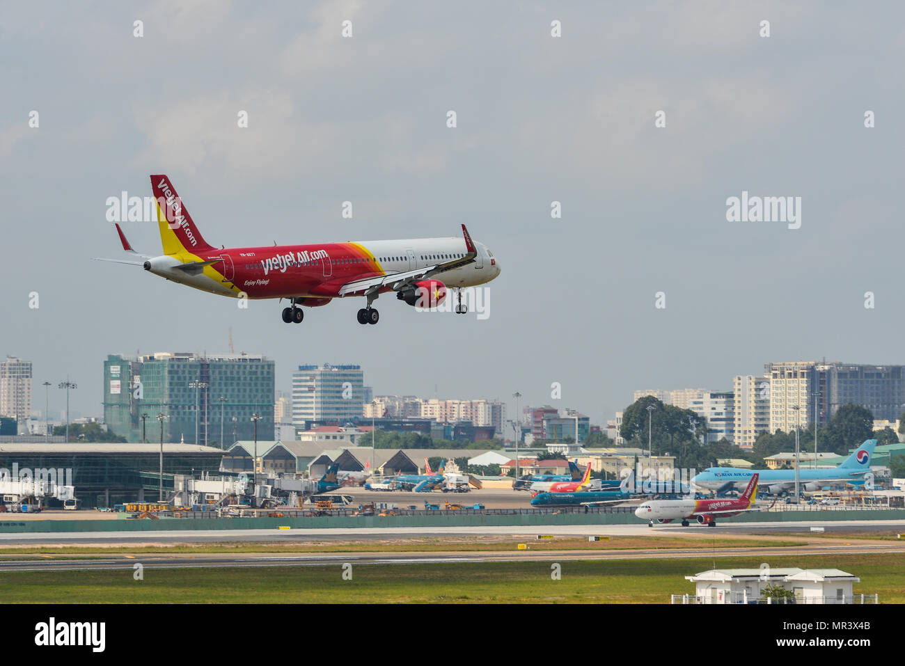 A Saigon, Vietnam - Apr 15, 2018. Un aereo Vietjet atterraggio all'Aeroporto Tan Son Nhat (SGN) a Saigon (Ho Chi Minh City), Vietnam. Foto Stock