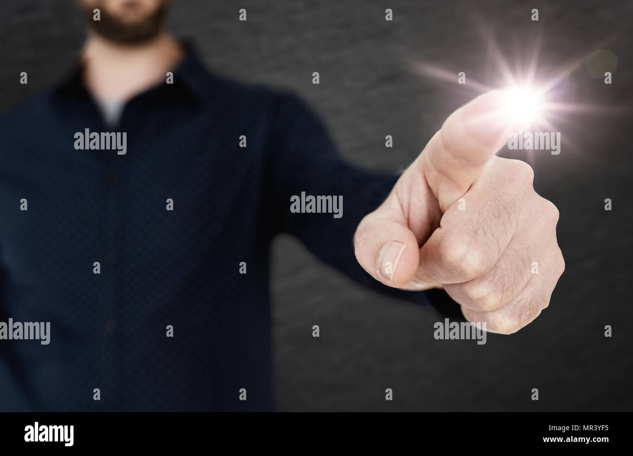 Uomo in camicia blu toccando interfaccia traslucido con un dito di una mano modello Foto Stock