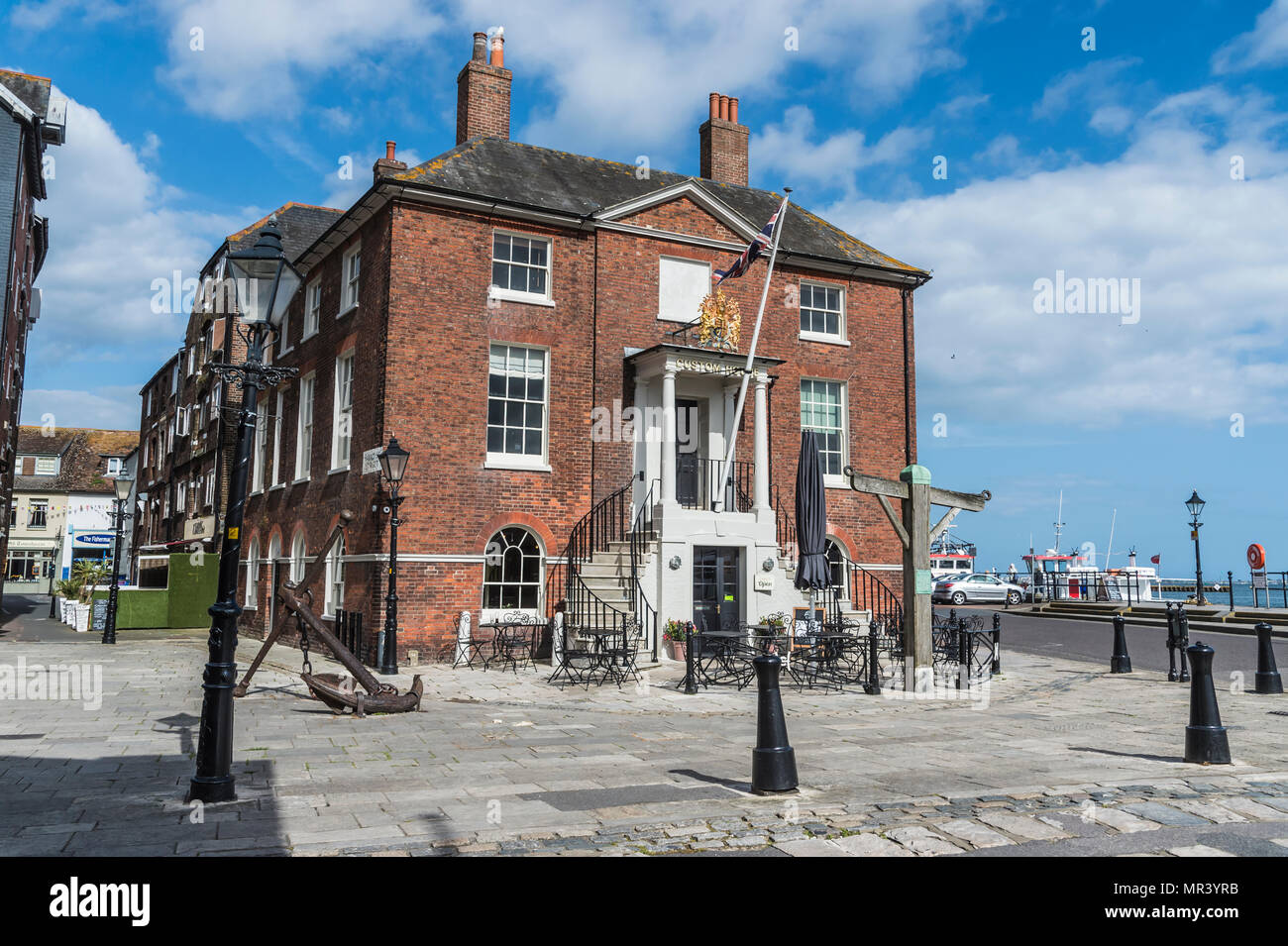 Scena di strada di Poole è patrimonio storico presso la vecchia casa doganale edificio e i collegamenti con il mare Foto Stock