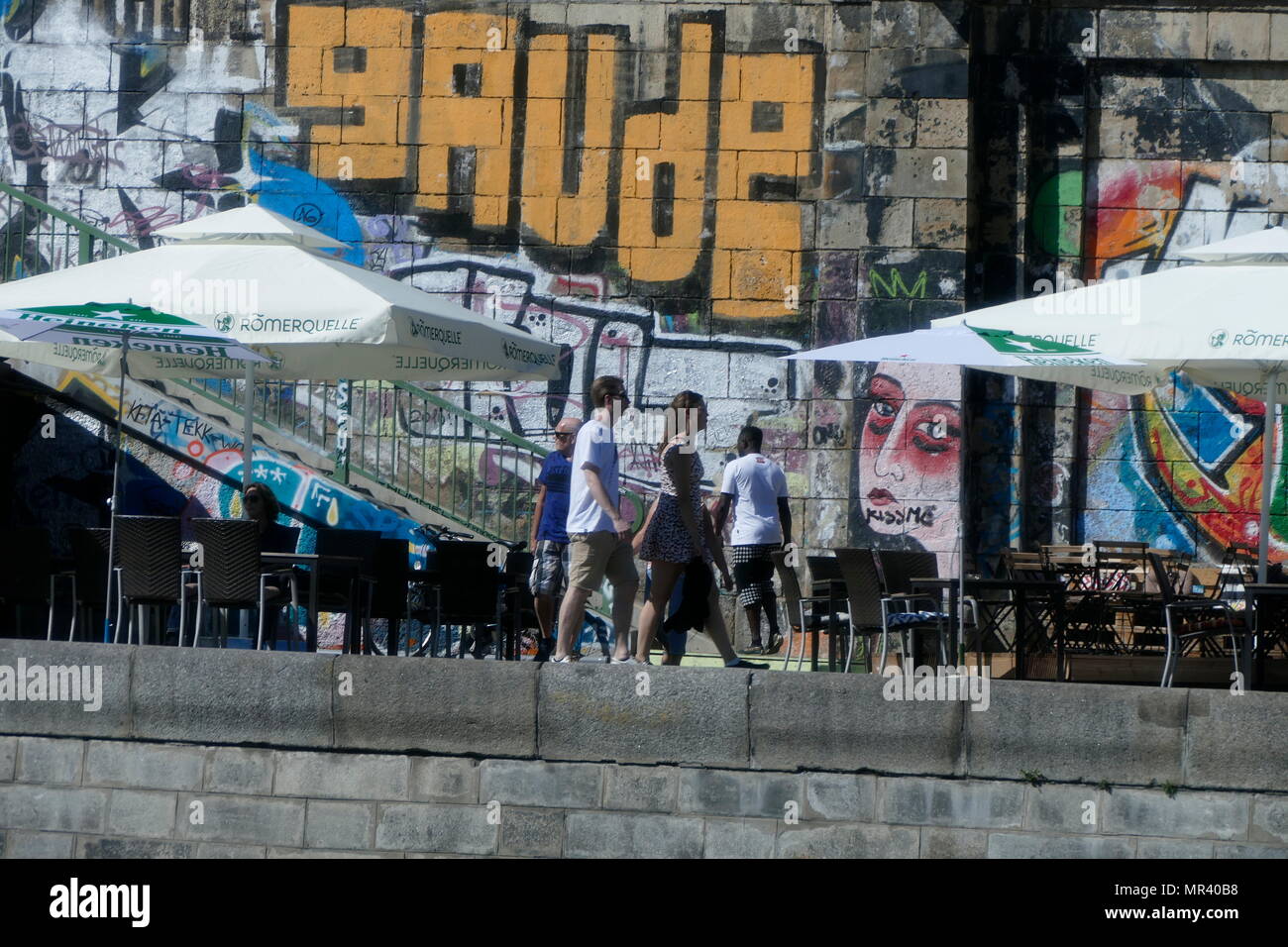 Fotografia di graffiti che adorna le rive del fiume Danubio, nel centro di Vienna, Austria. Recante la data del XXI secolo Foto Stock