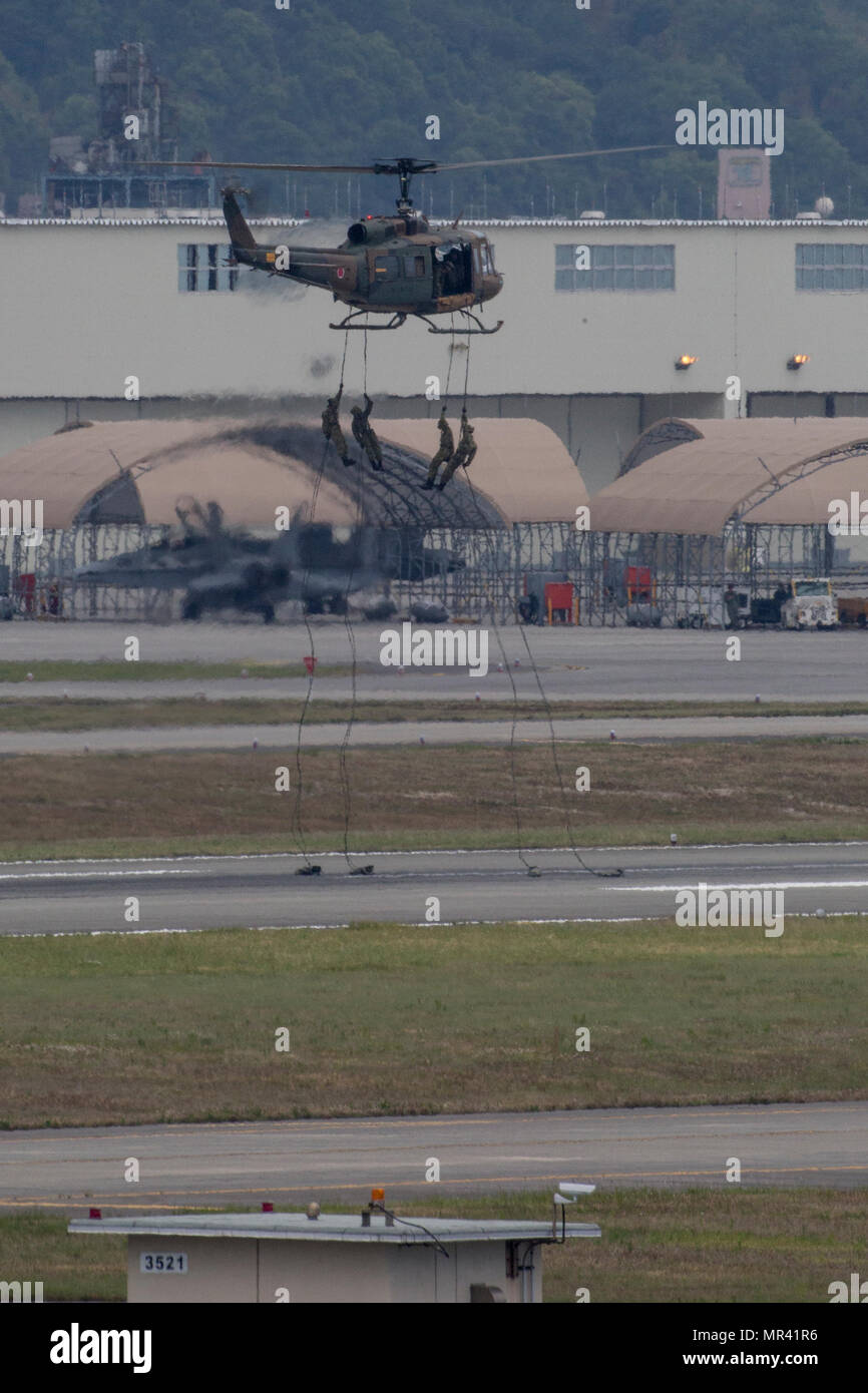 Il Giappone Forza di Autodifesa conduce rappelling dimostrazioni durante la quarantunesima edizione del Giappone marittimo Forza di Autodifesa - Marine Corps Air Station Iwakuni amicizia giorno a MCAS Iwakuni, Giappone, 5 maggio 2017. Dal 1973, MCAS Iwakuni ha tenuto un solo giorno air show progettato per favorire relazioni positive e offrire un'esperienza di elevazione che visualizza il supporto comune tra Stati Uniti e Giappone. L'air show comprendeva inoltre vari statunitensi e giapponesi aerei statici visualizza, antenna spettacoli e manifestazioni, cibo e intrattenimento. (U.S. Marine Corps foto di Sgt. Nathan stoppini) Foto Stock