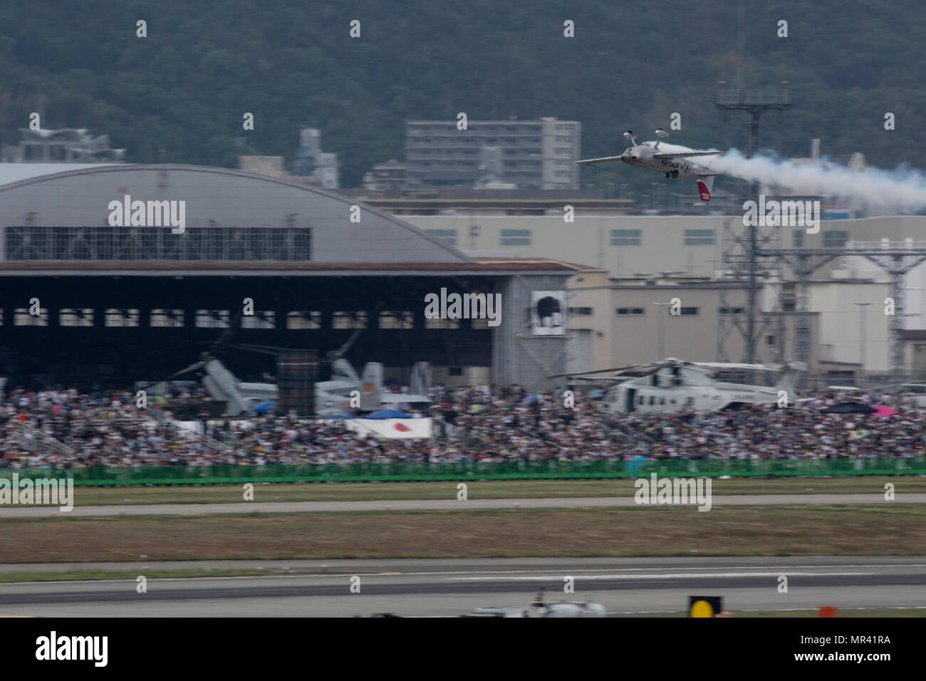 Team Yoshi scrive nel cielo durante la quarantunesima edizione del Giappone marittimo Forza di Autodifesa - Marine Corps Air Station Iwakuni amicizia giorno a MCAS Iwakuni, Giappone, 5 maggio 2017. Dal 1973, MCAS Iwakuni ha tenuto un solo giorno air show progettato per favorire relazioni positive e offrire un'esperienza di elevazione che visualizza il supporto comune tra Stati Uniti e Giappone. L'air show comprendeva inoltre vari statunitensi e giapponesi aerei statici visualizza, antenna spettacoli e manifestazioni, cibo e intrattenimento. (U.S. Marine Corps foto di Sgt. Nathan stoppini) Foto Stock