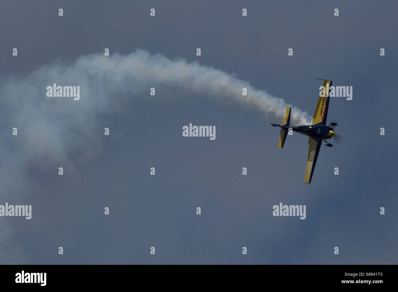 Il whiskey Papa scrive nel cielo durante la quarantunesima edizione del Giappone marittimo Forza di Autodifesa - Marine Corps Air Station Iwakuni amicizia giorno a MCAS Iwakuni, Giappone, 5 maggio 2017. Dal 1973, MCAS Iwakuni ha tenuto un solo giorno air show progettato per favorire relazioni positive e offrire un'esperienza di elevazione che visualizza il supporto comune tra Stati Uniti e Giappone. L'air show comprendeva inoltre vari statunitensi e giapponesi aerei statici visualizza, antenna spettacoli e manifestazioni, cibo e intrattenimento. (U.S. Marine Corps foto di Sgt. Nathan stoppini) Foto Stock