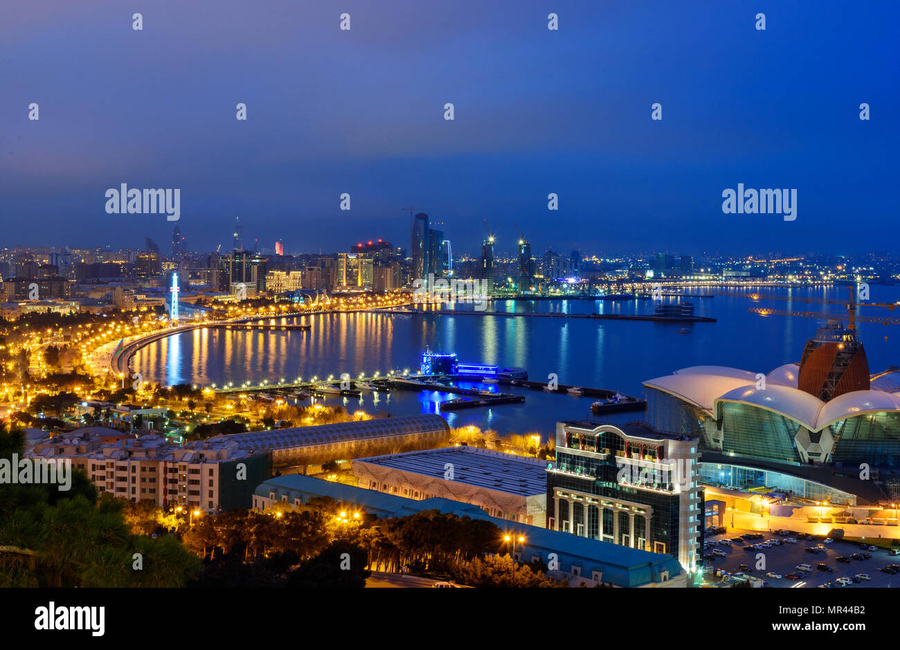 Vista notturna della città e Baku viale lungomare. Baku. Azerbaigian Foto Stock