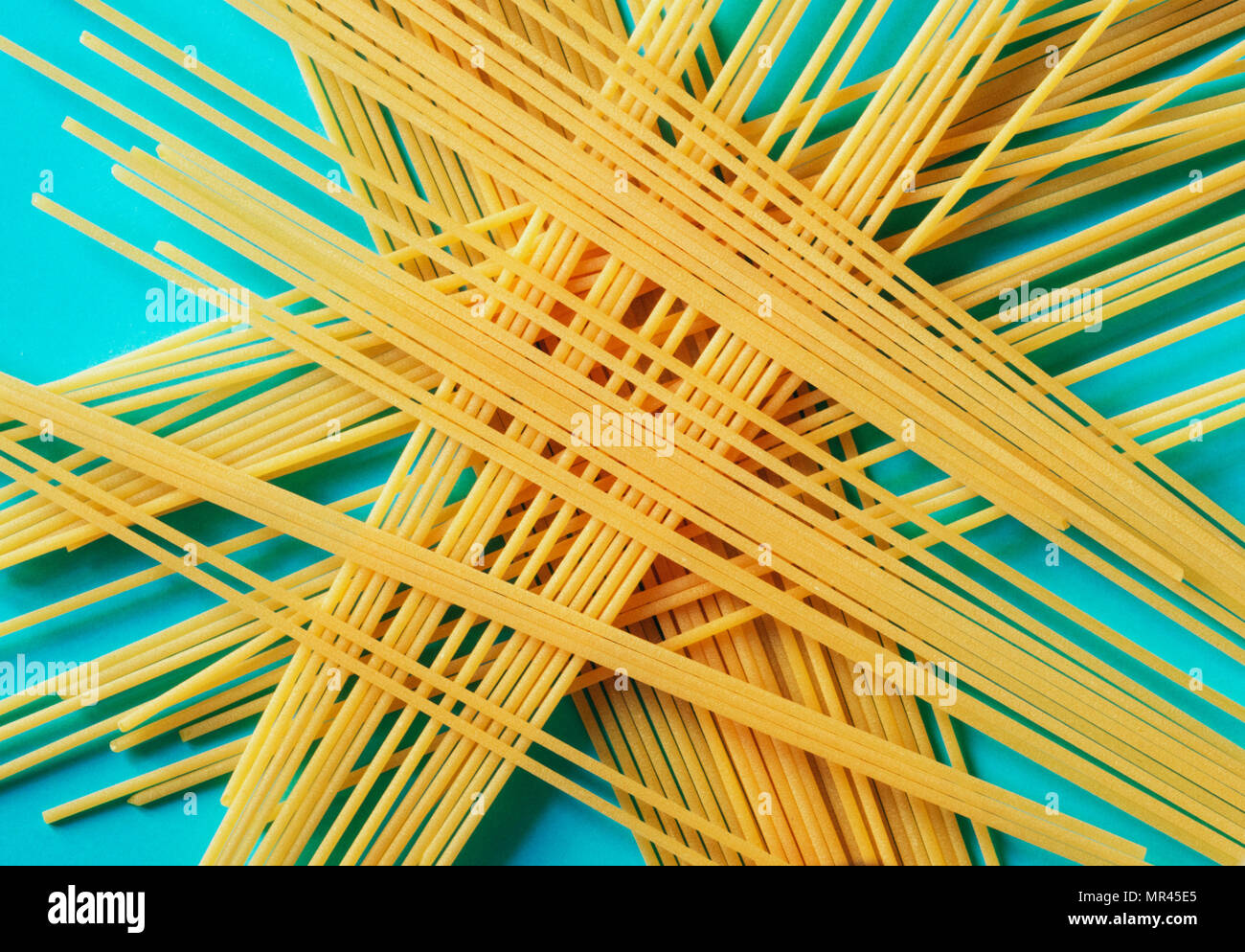Materie spaghetti giacenti su uno sfondo blu,le linee diagonali che si incrociano con ogni altro ,morbido ombra creato dalla direzione della luce per una tre-dimens Foto Stock