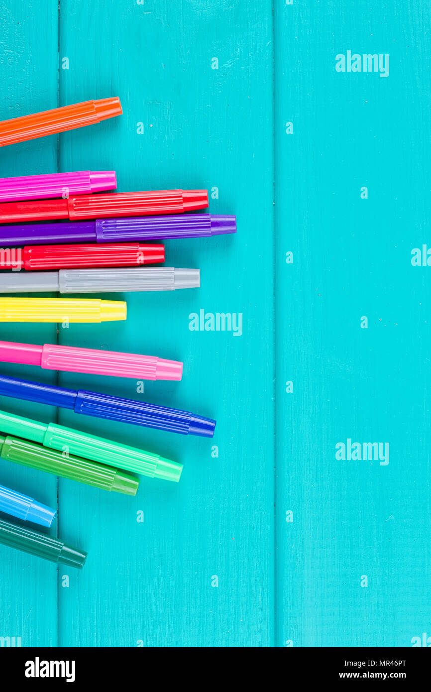 Marcatore colorato set di penne su sfondo blu Foto Stock