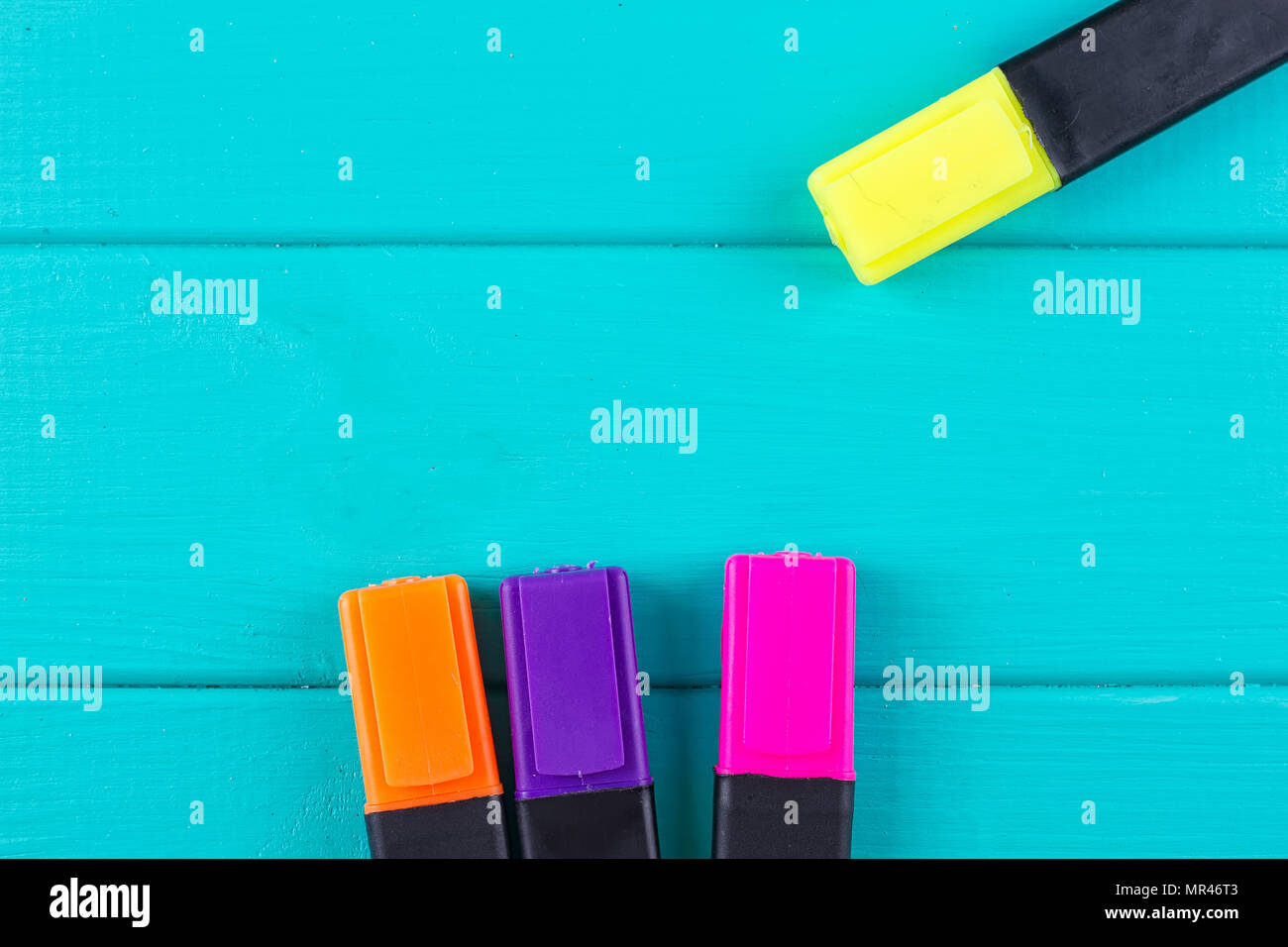 Marcatore colorato set di penne su sfondo blu Foto Stock