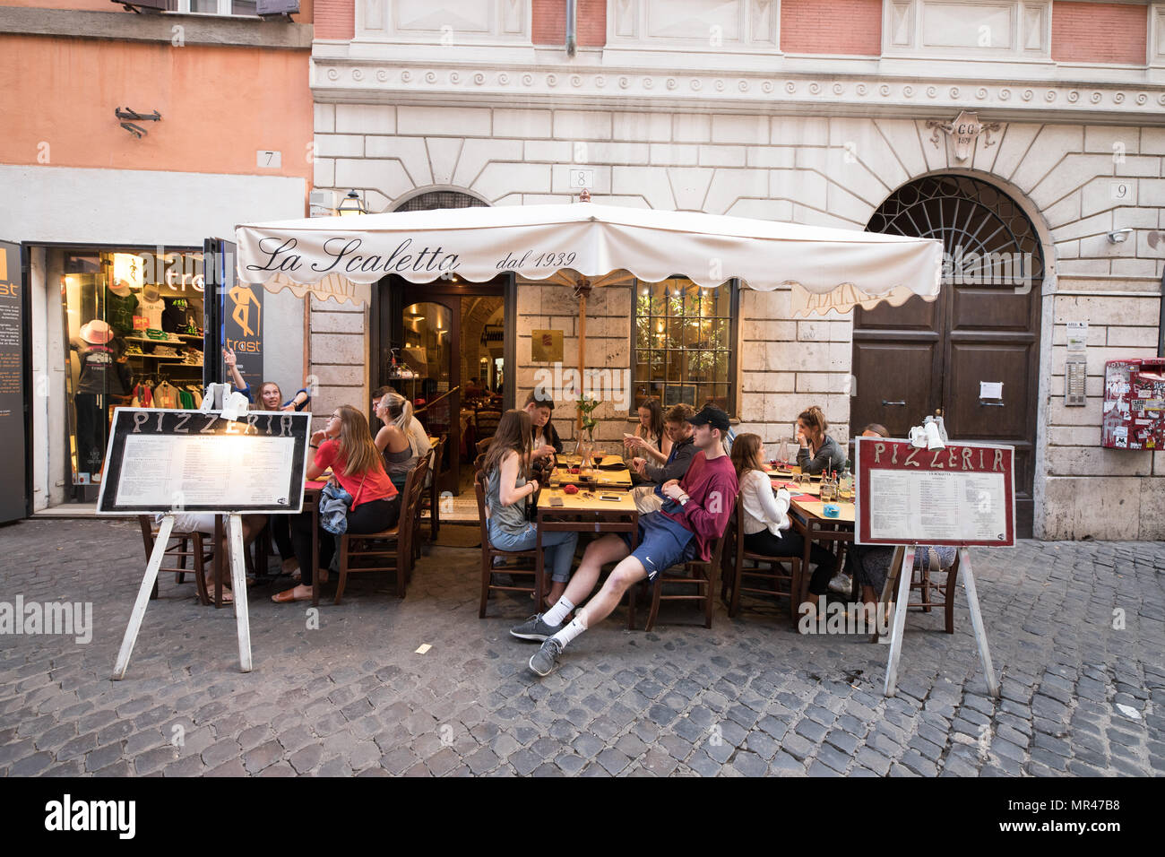 Roma Bar ristorante in Trastevere, turisti seduti in terrazza su strada,  Roma Italia Foto stock - Alamy