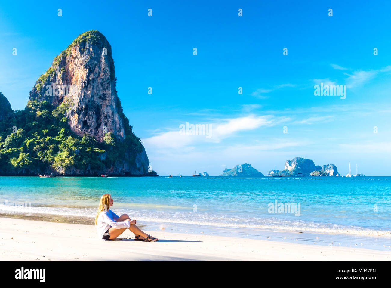 Donna in appoggio sul sorprendente Railay Beach a Krabi Thailandia. Resort tropicale. Foto Stock