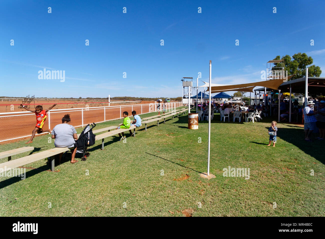 I bambini aborigeni presso il monte Calamita cavallo di razza in corso, Mt magnete, Eastern Goldfields, Australia occidentale Foto Stock