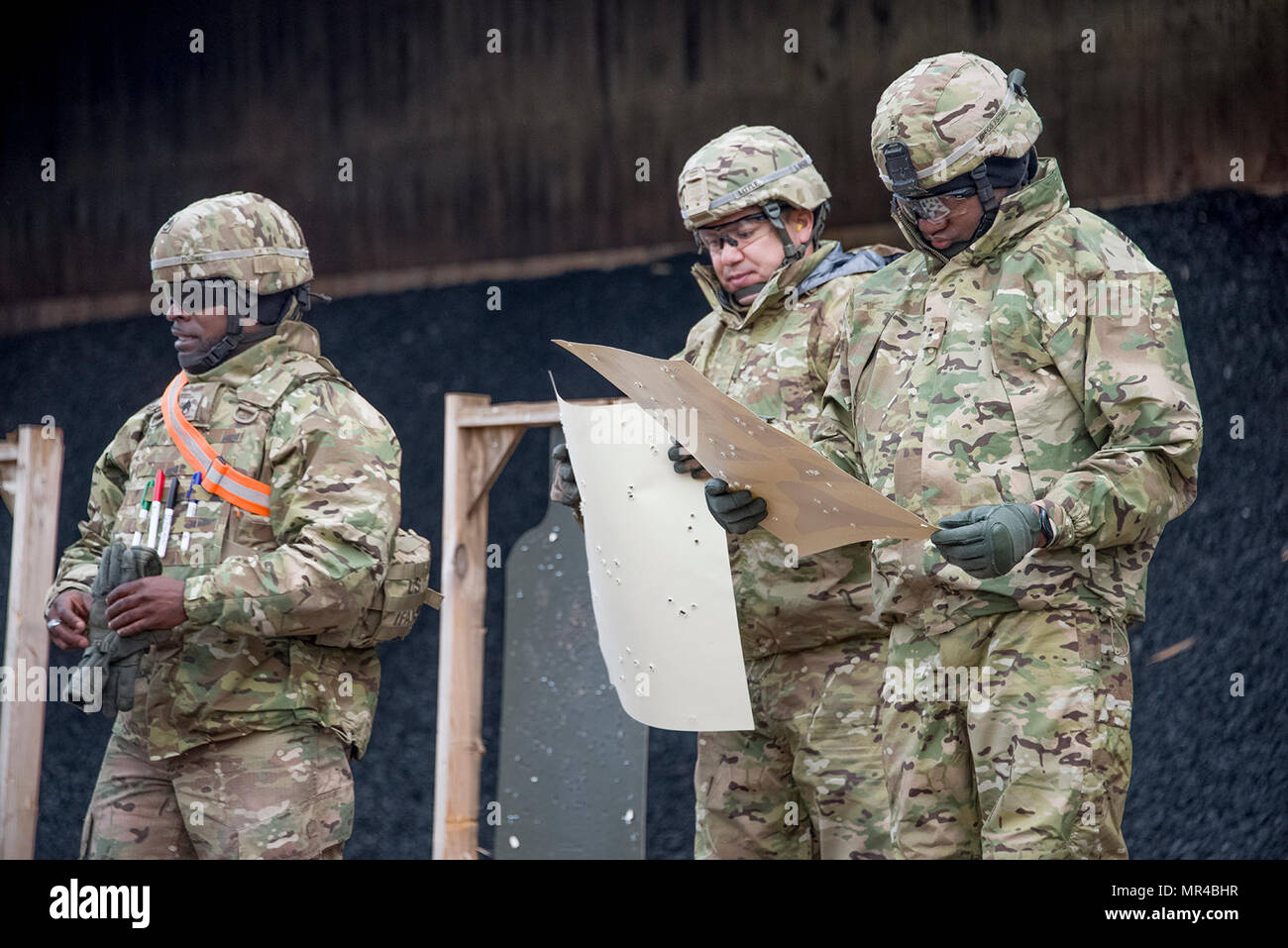 (Da sinistra a destra) U.S. Il personale dell'esercito Sgt. Timothy Moore, Cap. Michael poco e Chief Warrant Officer 2 Francesco Seibure assegnato alla sede centrale e sede società, Task Force Falcon, decimo combattere la Brigata Aerea condotta M4 qualifica a gamma Oberdachstetten complesso in Oberdachstetten, Germania, Aprile 28, 2017. La decima divisione di montagna di combattimento Brigata Aerea è su un periodo di nove mesi di rotazione in sostegno della Atlantic risolvere. Atlantic risolvere è una dimostrazione di continuato impegno degli Stati Uniti per la sicurezza collettiva attraverso una serie di azioni destinate a rassicurare gli alleati della NATO e partner di Foto Stock