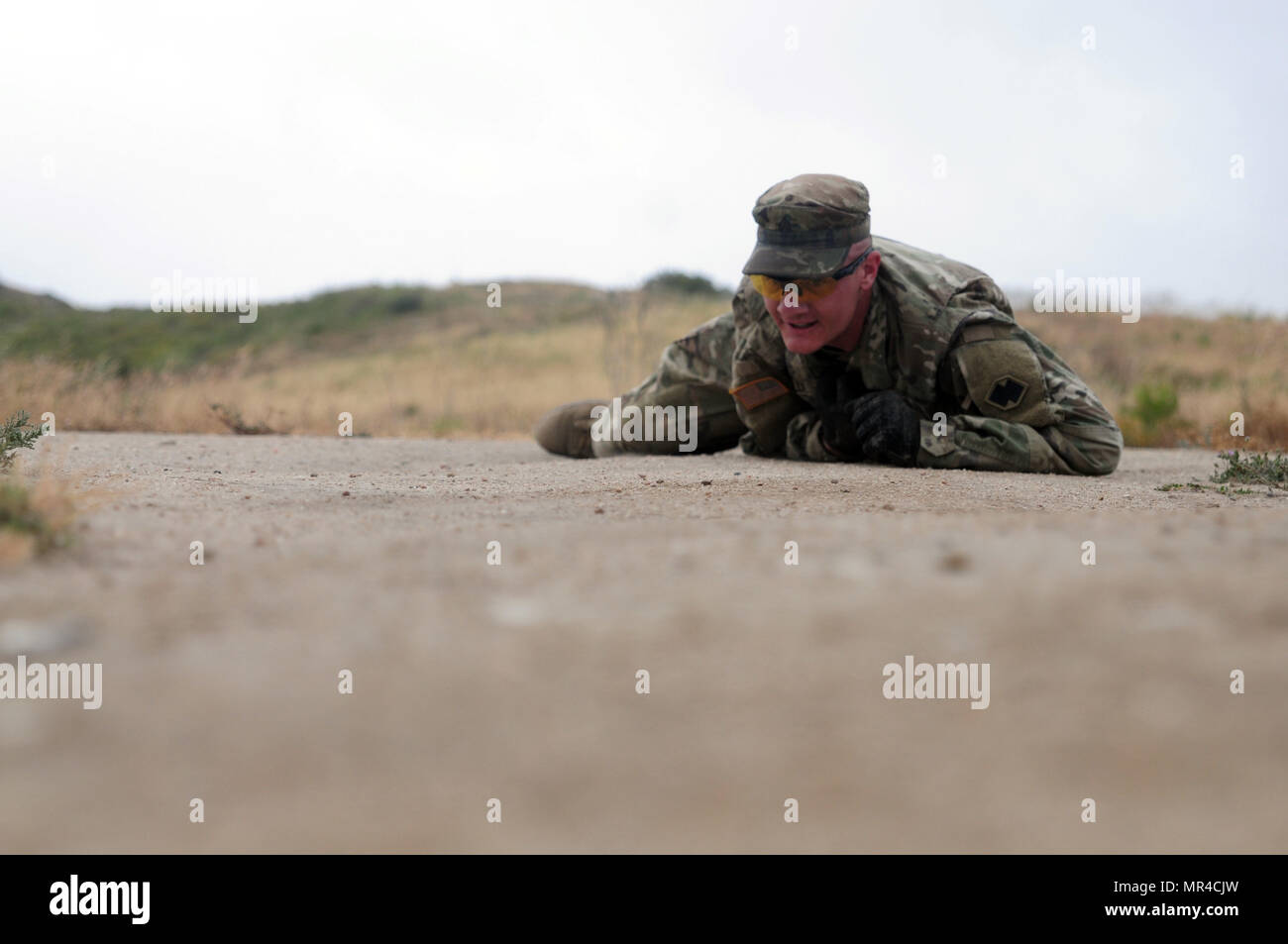 Sgt. Brandon Blu, una costruzione orizzontale ingegnere con il 786th Quartermaster Company, crawl elevata durante il 5k sfida evento del guerriero migliore competizione ospitata dalla 79th SSC a Camp Pendleton, California, 6 maggio 2017. Gli Stati Uniti Esercito della riserva 79th supporto comando di supporto ha ospitato la loro 2017 miglior guerriero concorrenza a Camp Pendleton, California, può 3-6. Il guerriero della migliore concorrenza cerca il miglior candidato che definisce un U.S. Soldato dell'esercito di soldati prova fisicamente e mentalmente. Il concorso consisteva di un soldato arruolato e un sottufficiale da quattro set Foto Stock