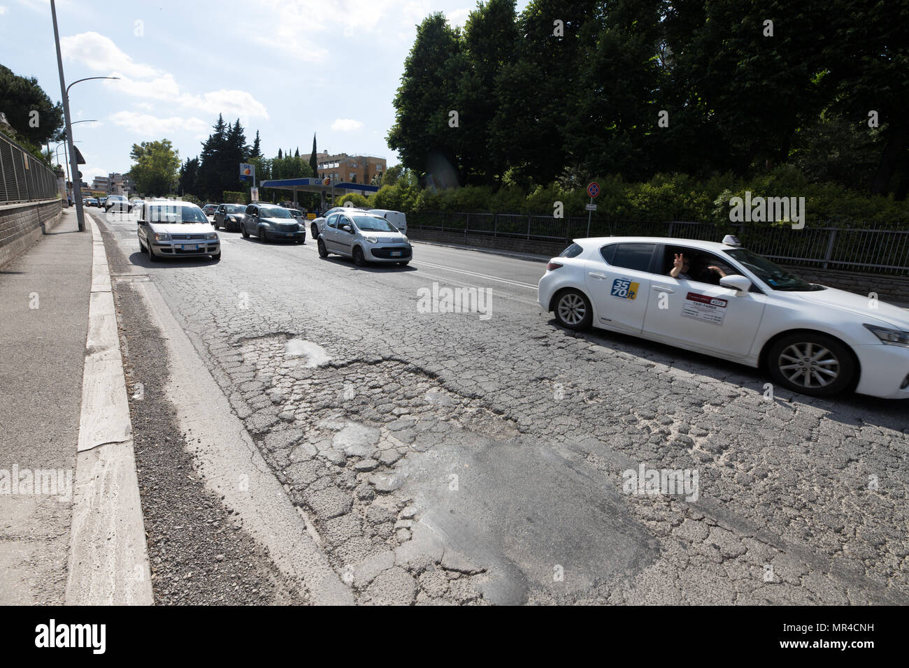 Strade danneggiate dopo lo strano meteo in inverno. Roma Italia Foto Stock