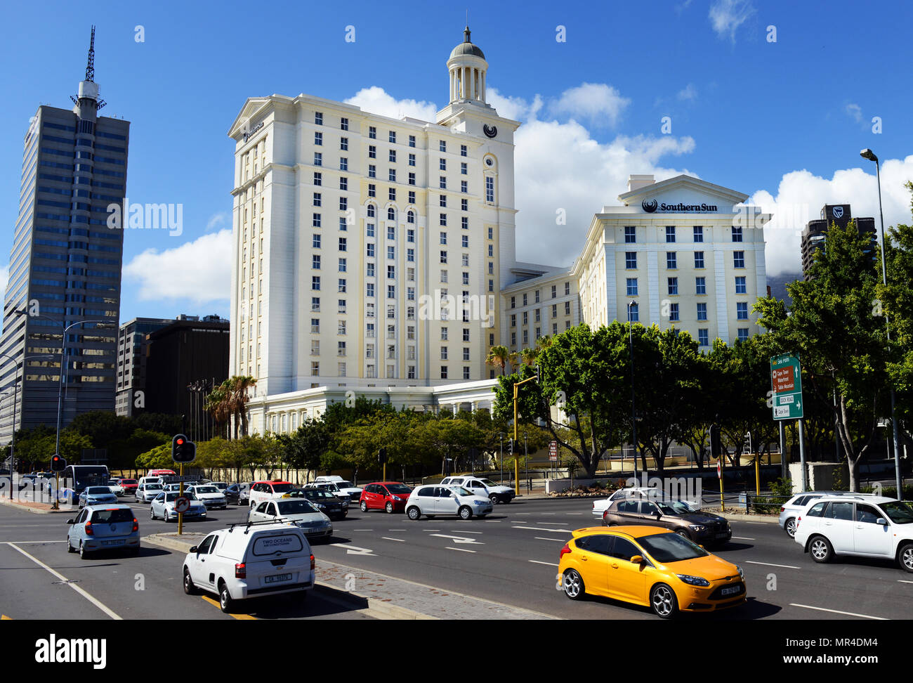 Il traffico su Walter Sisulu Avenue dalla Southern Sun waterfront complesso in Cape Town. Foto Stock