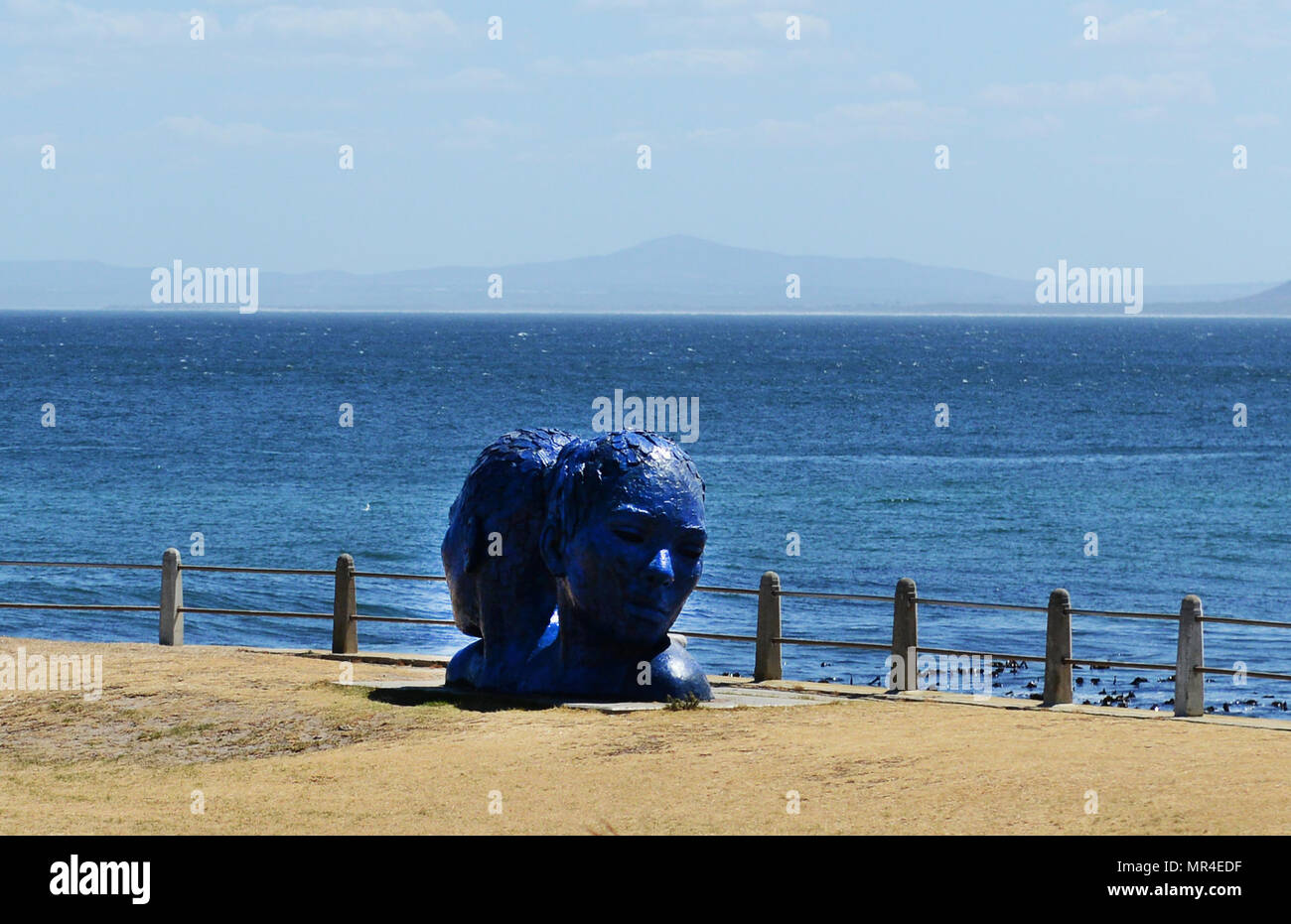 Morphous scultura dell'artista locale Lionel Smit lungo la Mouille Point promenade Foto Stock