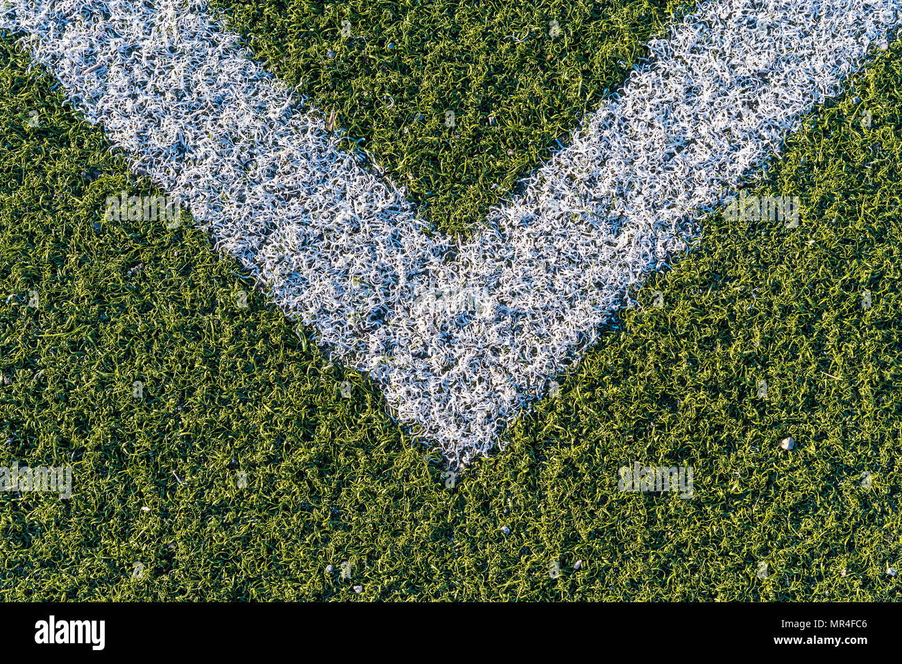 Lo sfondo da una linea bianca su un verde artificiale campo di calcio Foto Stock