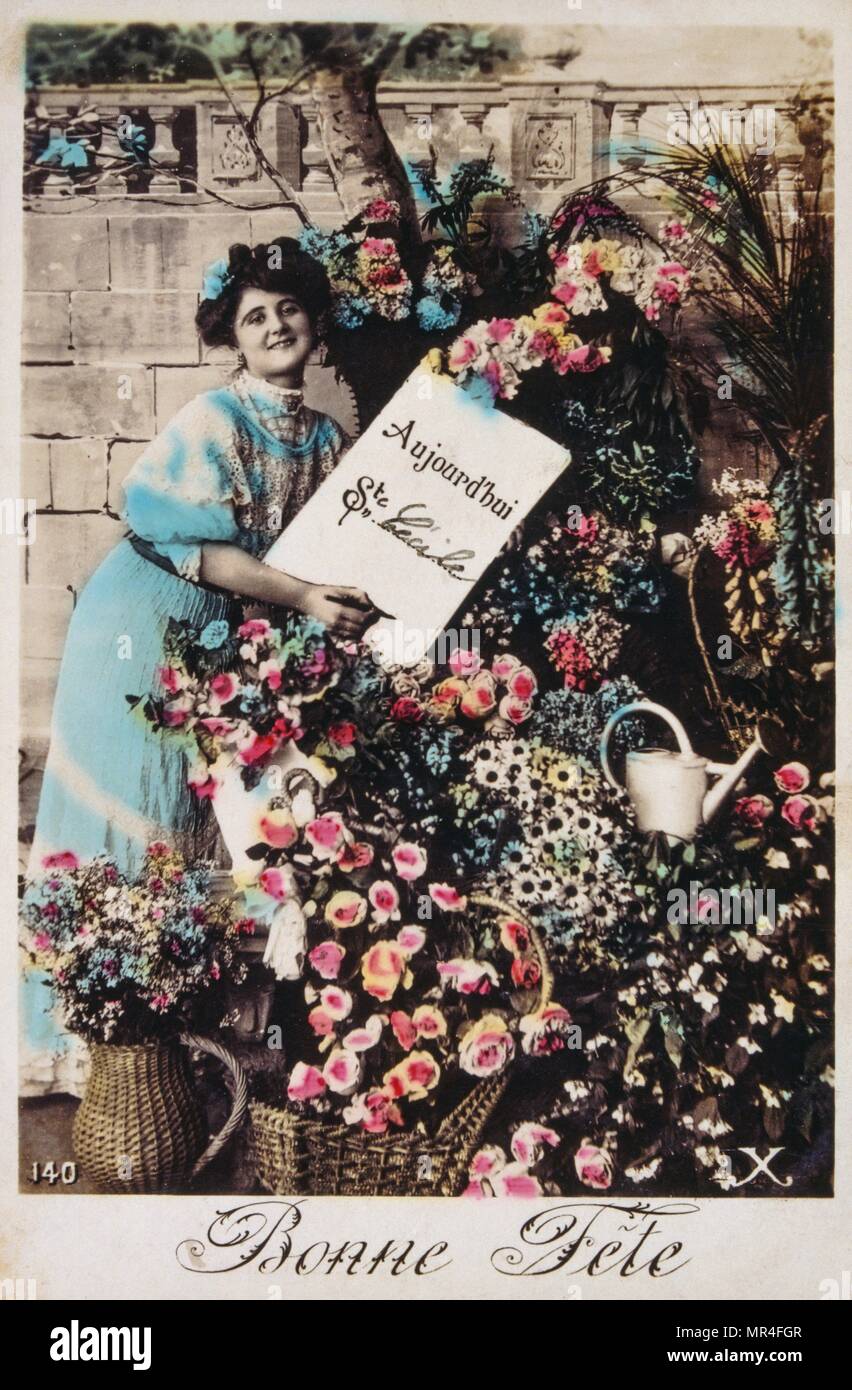 Cartolina francese con l'immagine di una donna di fiori di contenimento 1900 Foto Stock