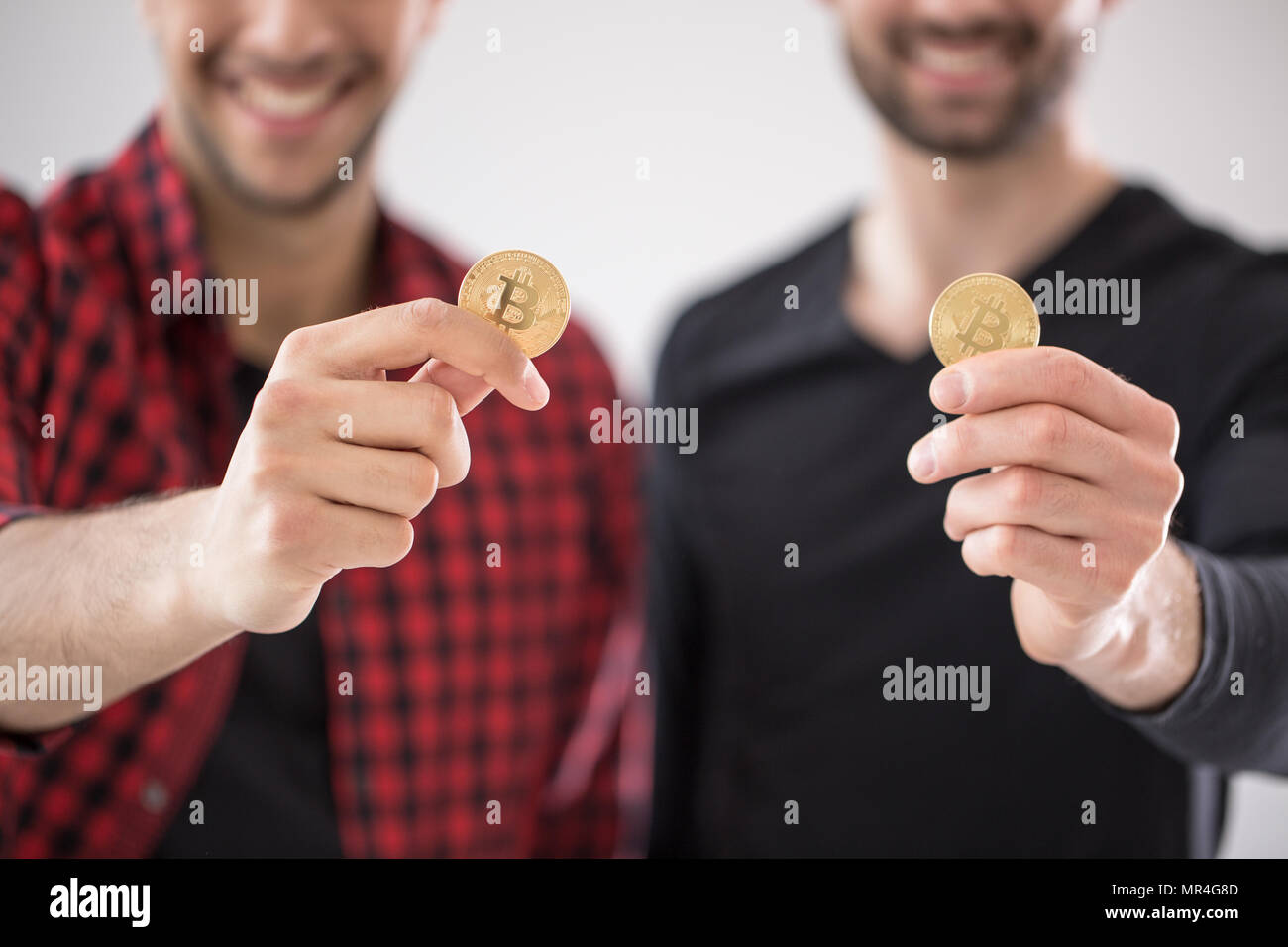 Sorridente consulenti finanziari con il simbolo di cryptocurrency virtuale Foto Stock