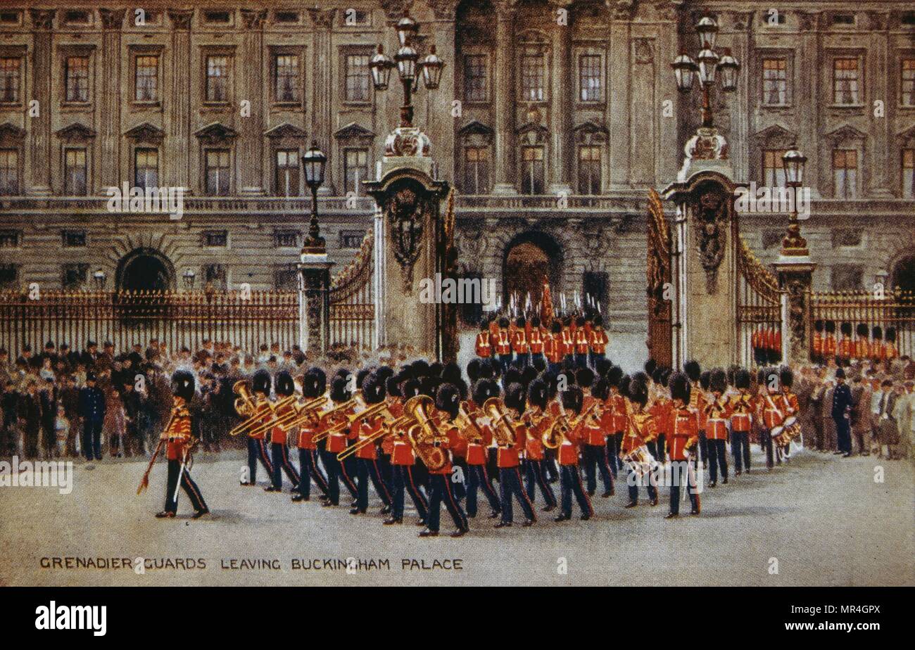 Cartolina inglese raffigurante la tradizionale cerimonia del Cambio della Guardia a Buckingham Palace di Londra 1900 Foto Stock