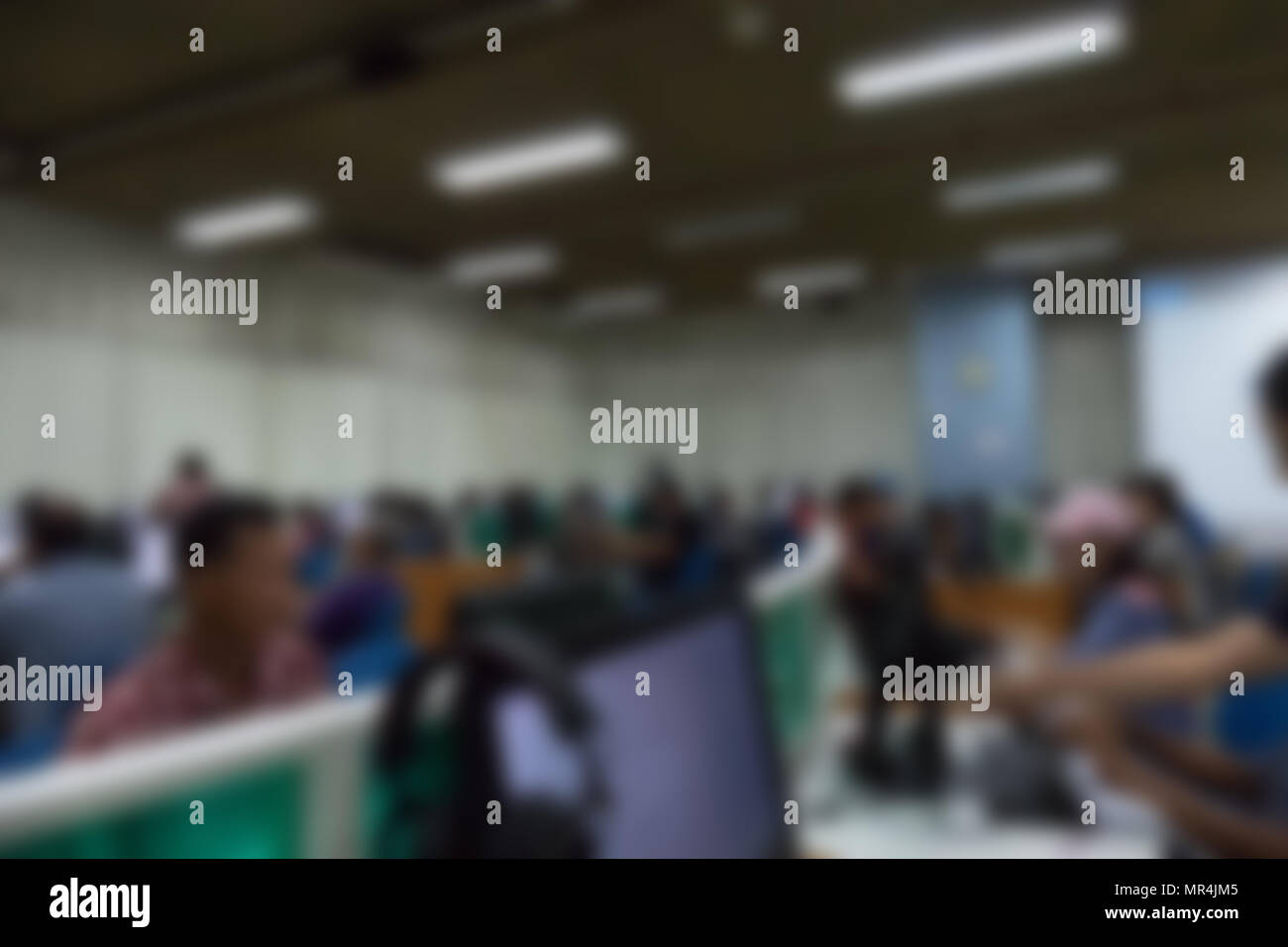 L apprendimento degli studenti & ricerca online nella sala computer in università. la sfocatura immagine per lo sfondo Foto Stock