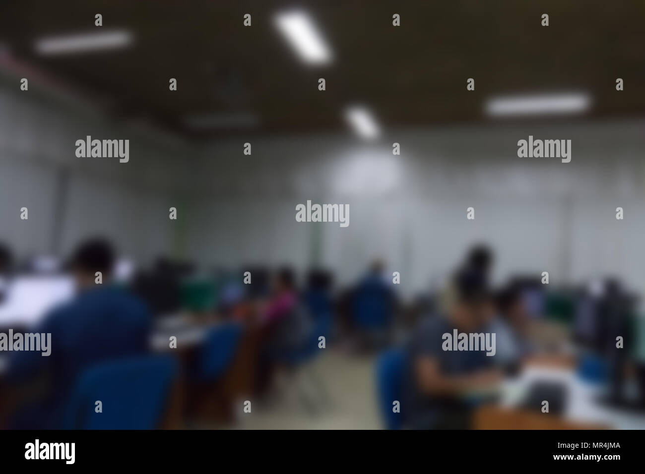 L apprendimento degli studenti & ricerca online nella sala computer in università. la sfocatura immagine per lo sfondo Foto Stock