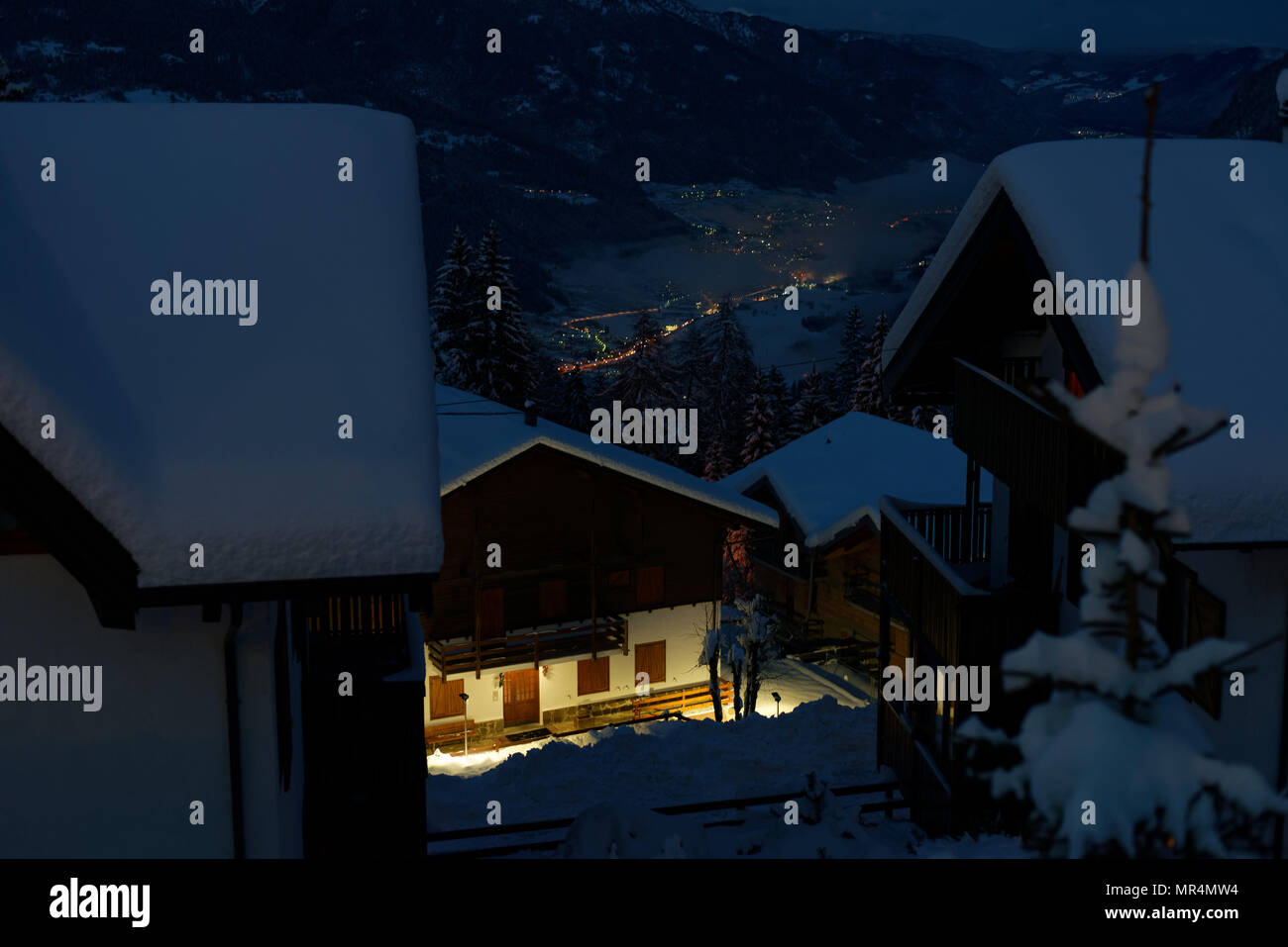 Vista notturna dal Forgarida, una stazione sciistica cittadina nel cuore delle Dolomiti, Italia Foto Stock