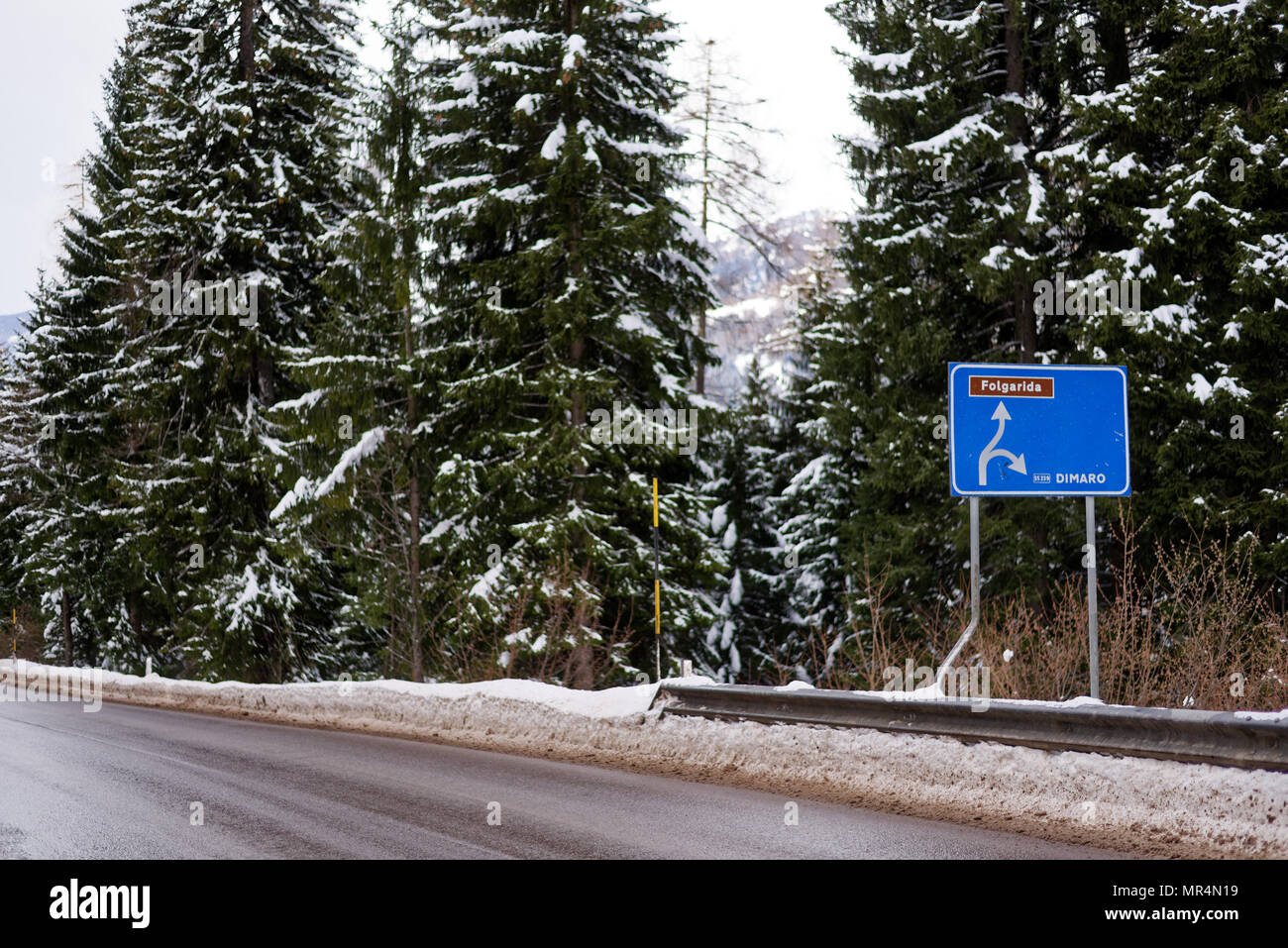 Segno di traffico a Folgarida, Dolomiti, Italia Foto Stock