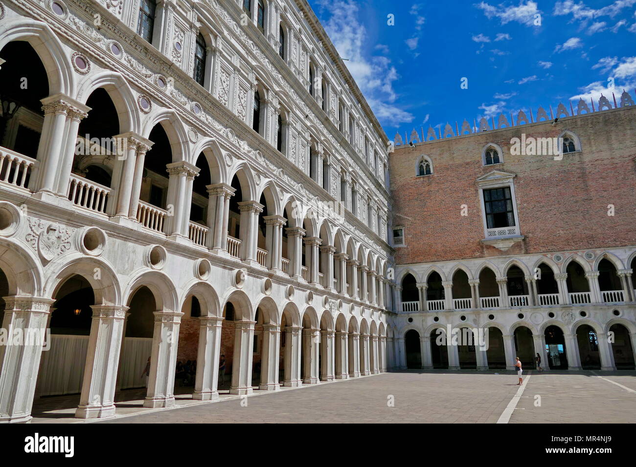 Cortile interno del Palazzo Ducale di Venezia, Italia. Costruita in stile gotico veneziano, il palazzo era la residenza del Doge di Venezia, la suprema autorità della ex Repubblica di Venezia. Foto Stock