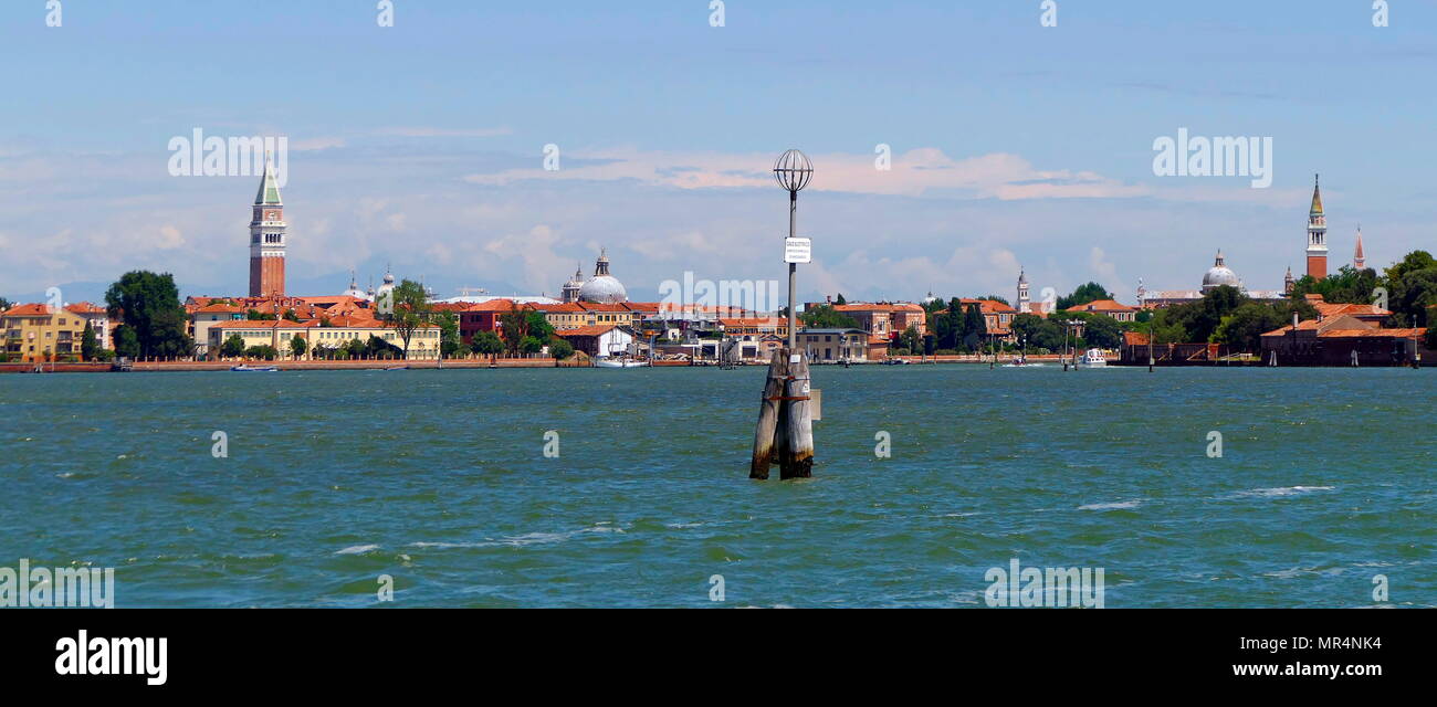 Il Campanile di San Marco a Venezia appare dietro l'isola della Giudecca, nella Laguna veneziana, Italia. Giudecca era noto in tempi antichi come Spinalunga (significato "Lunga Thorn'). Il nome Giudecca può rappresentare una corruzione del latino "Judaica' ('Judaean') e così può essere tradotto come "l' Ebraismo Foto Stock