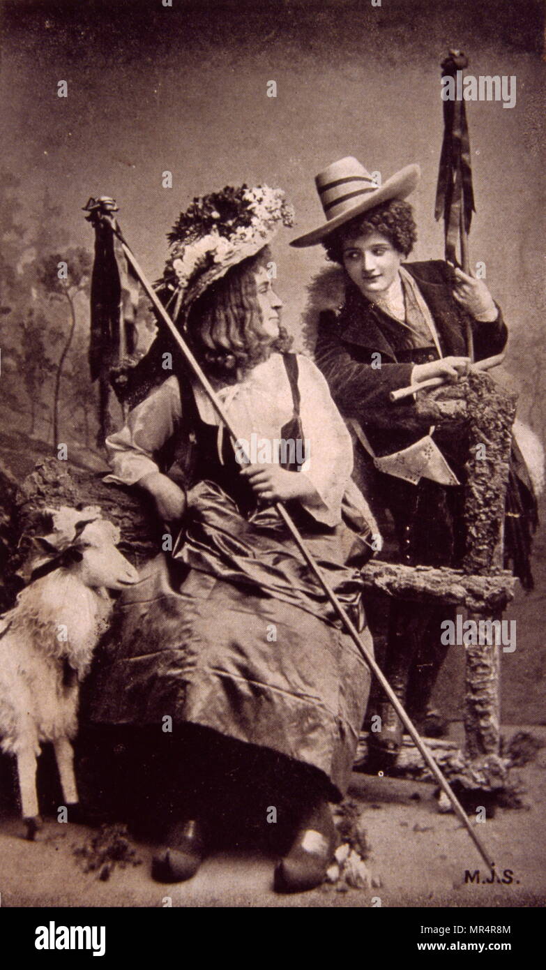 Studio francese fotografia di due contadini con costumi tradizionali 1900 Foto Stock