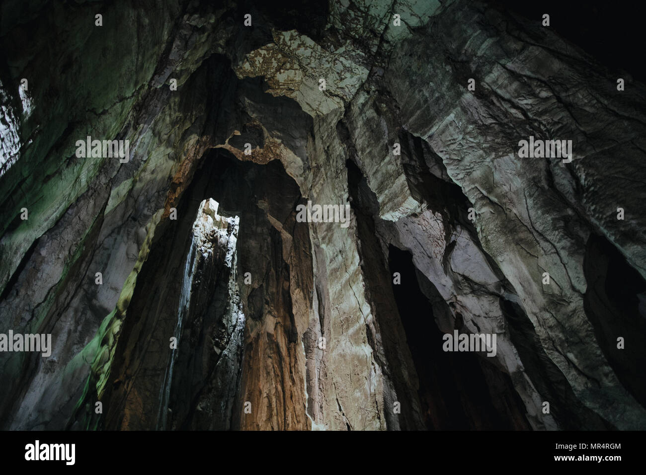 Bella pietra vuota nella grotta di Da Nang, Vietnam Foto Stock