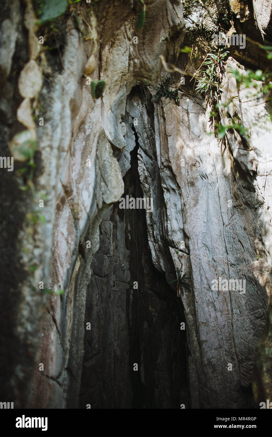 Bella pietra vuota nella grotta di Da Nang, Vietnam Foto Stock