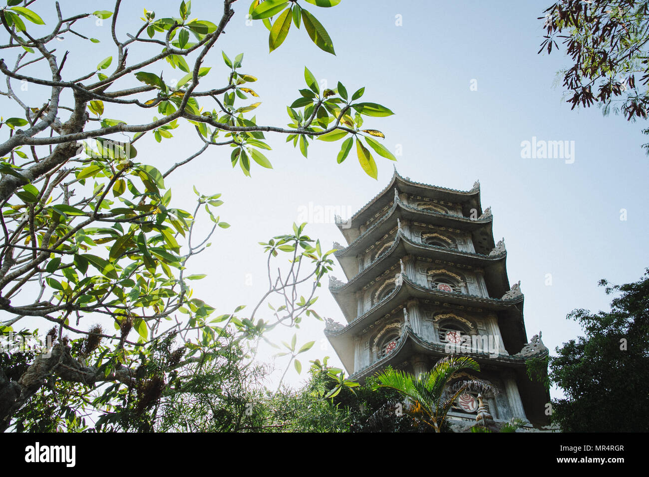 Basso angolo vista della bellissima torre orientale di Da Nang, Vietnam Foto Stock