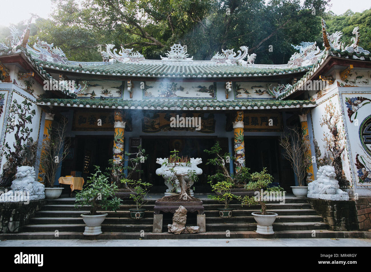 La bella architettura del tradizionale vietnamita edificio decorato con mosaici e sculture, Da Nang, Vietnam Foto Stock